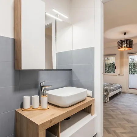 Casetta Fari Metro A Tuscolana * Rom